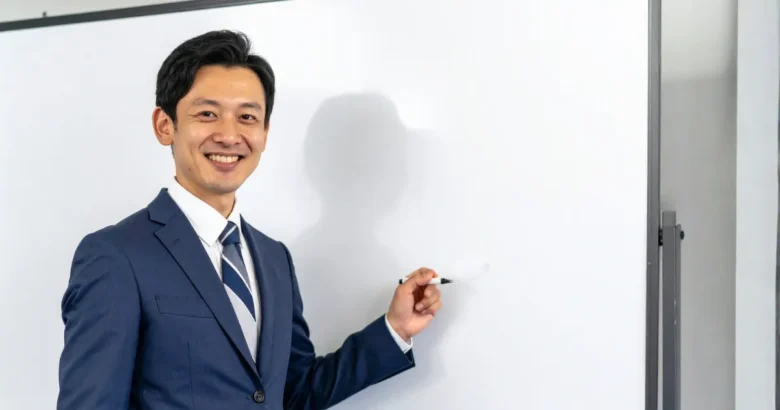 ホワイトボードの前に立つ営業マン