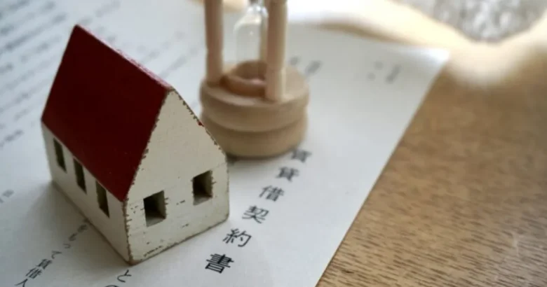 家の模型と賃貸借契約と砂時計