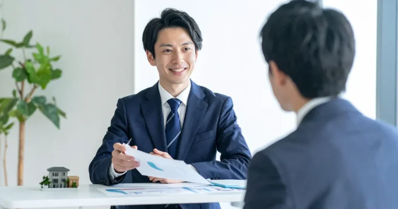 資料を説明するスーツの男性